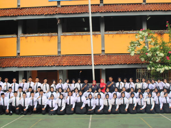 Sarah Terima Jabatan MPK/OSIS