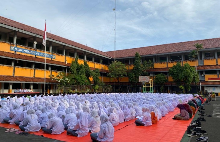 Pembiasaan Minggu Pertama: Sholawat, Yasin, dan Dzikir di SMK Negeri 45 Jakarta Pembiasaan Minggu Pertama: Sholawat, Yasin, dan Dzikir di SMK Negeri 45 Jakarta