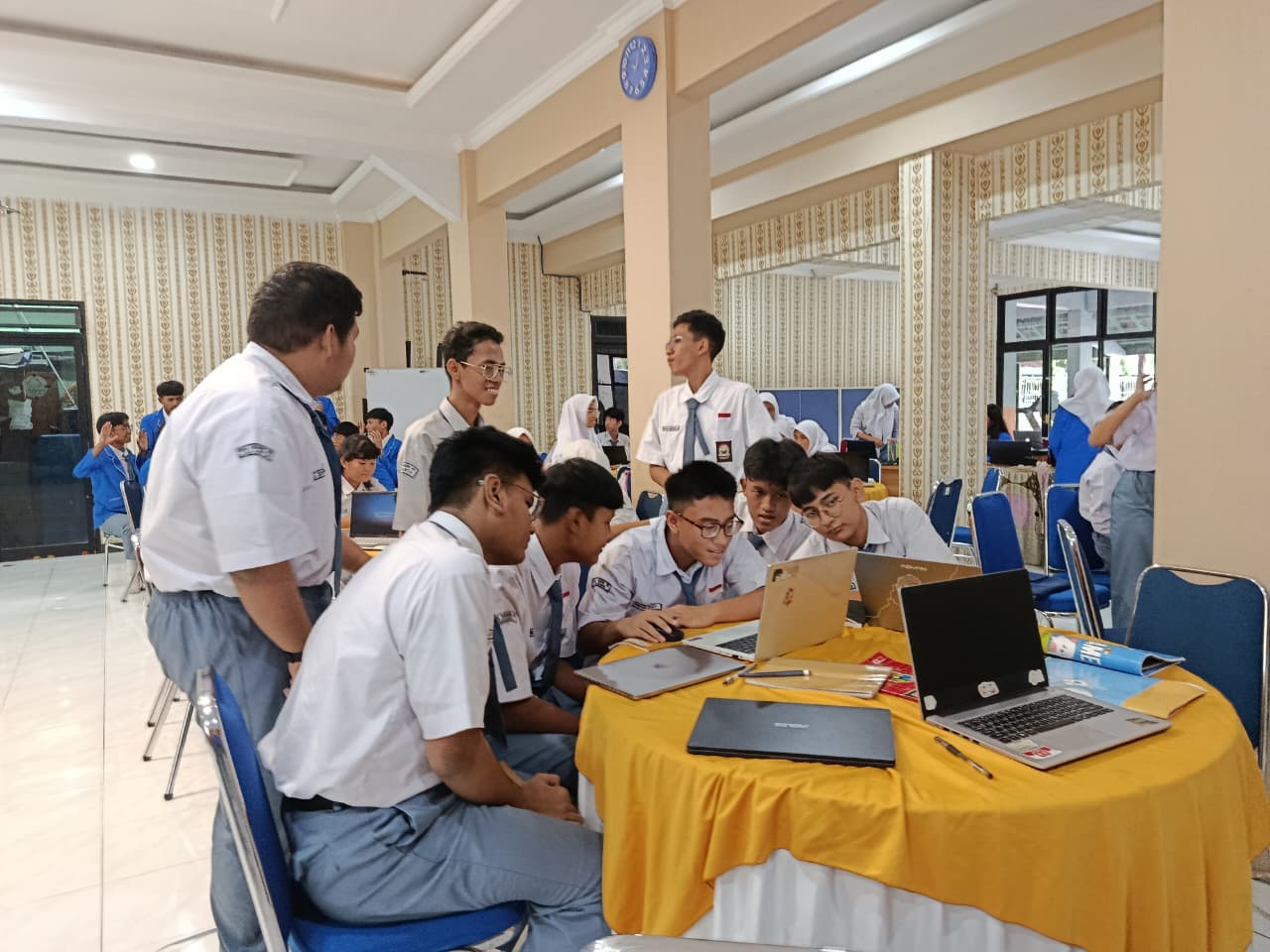 Pelatihan Digital Imaging SMKN 45 Jakarta: From Imagination to Creation Pelatihan Digital Imaging SMKN 45 Jakarta: From Imagination to Creation